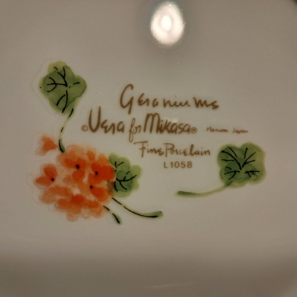 Geraniums Vera for Mikasa Plates - Picture 4 of 9